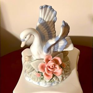 Ceramic Swan 🦢 with pink flower.